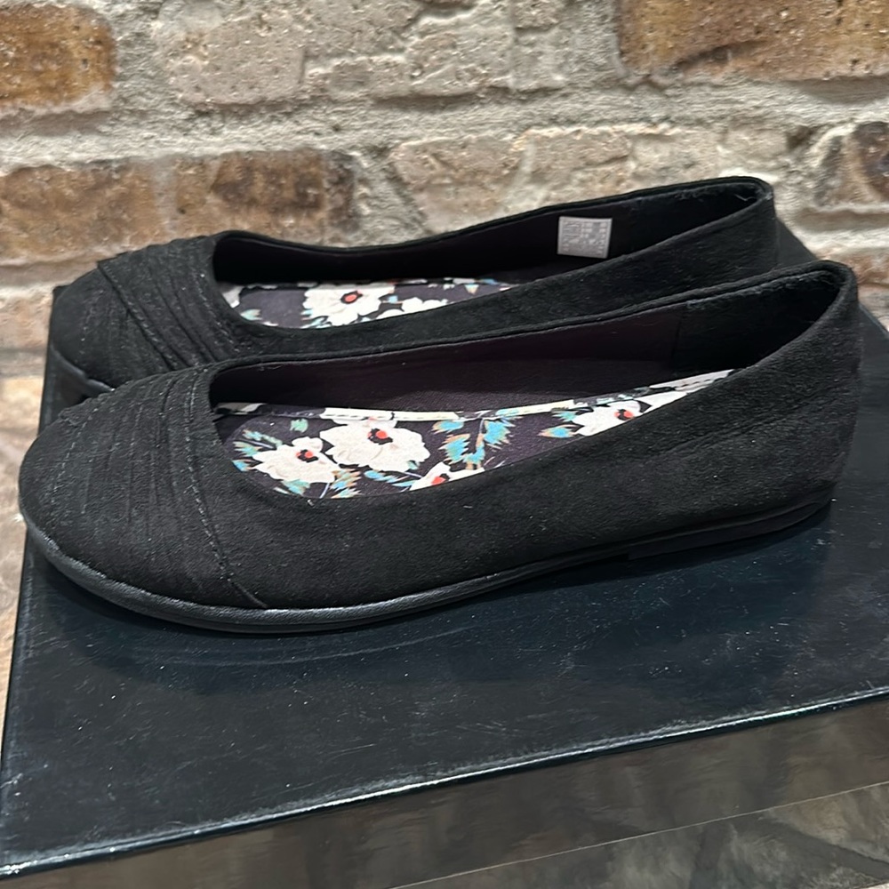 LN Rocketdog Black Flats suede like shoes- Sz 7